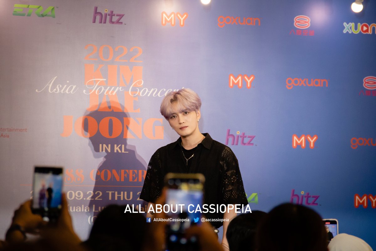 aacassiopeia's tweet photo. Malaysian fans posed alongside as @bornfreeonekiss records a video shot for his Instagram. Now, that's a memory.

#김재중
#KimJaejoonginMY
#KimJaeJoonginKL
#BORN_GENE
#NOBODY_LIKE_YOU https://t.co/mzxyXhJ0XH
