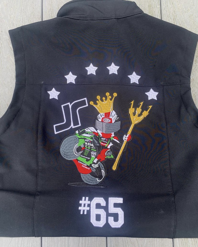 RachelOrr2405's tweet photo. We are ready to show our support to the one and only @jonathanrea in Portugal. Loving our body warmers!! JR watch out for us 😂 #jonathanrea #65 #ourchamp #Kawasaki #NorthernIreland #SixTimeWorldChamp #follow #support #WeAreBackingYou https://t.co/IviSfBm4YO