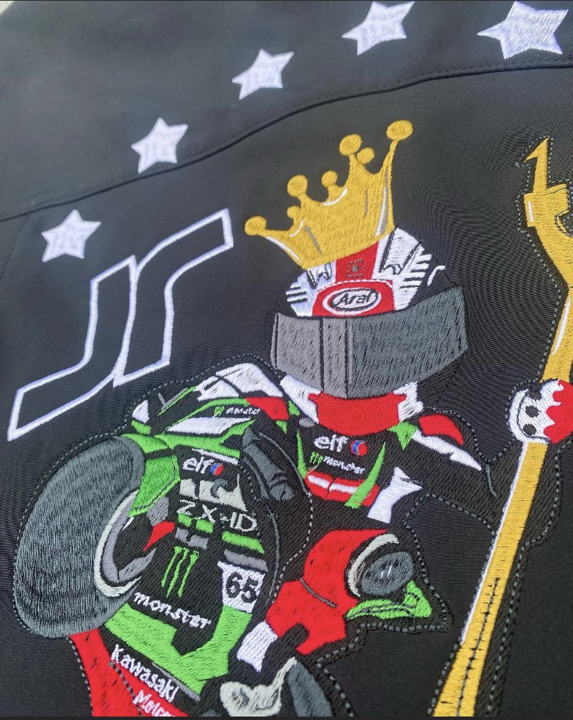 RachelOrr2405's tweet photo. We are ready to show our support to the one and only @jonathanrea in Portugal. Loving our body warmers!! JR watch out for us 😂 #jonathanrea #65 #ourchamp #Kawasaki #NorthernIreland #SixTimeWorldChamp #follow #support #WeAreBackingYou https://t.co/IviSfBm4YO