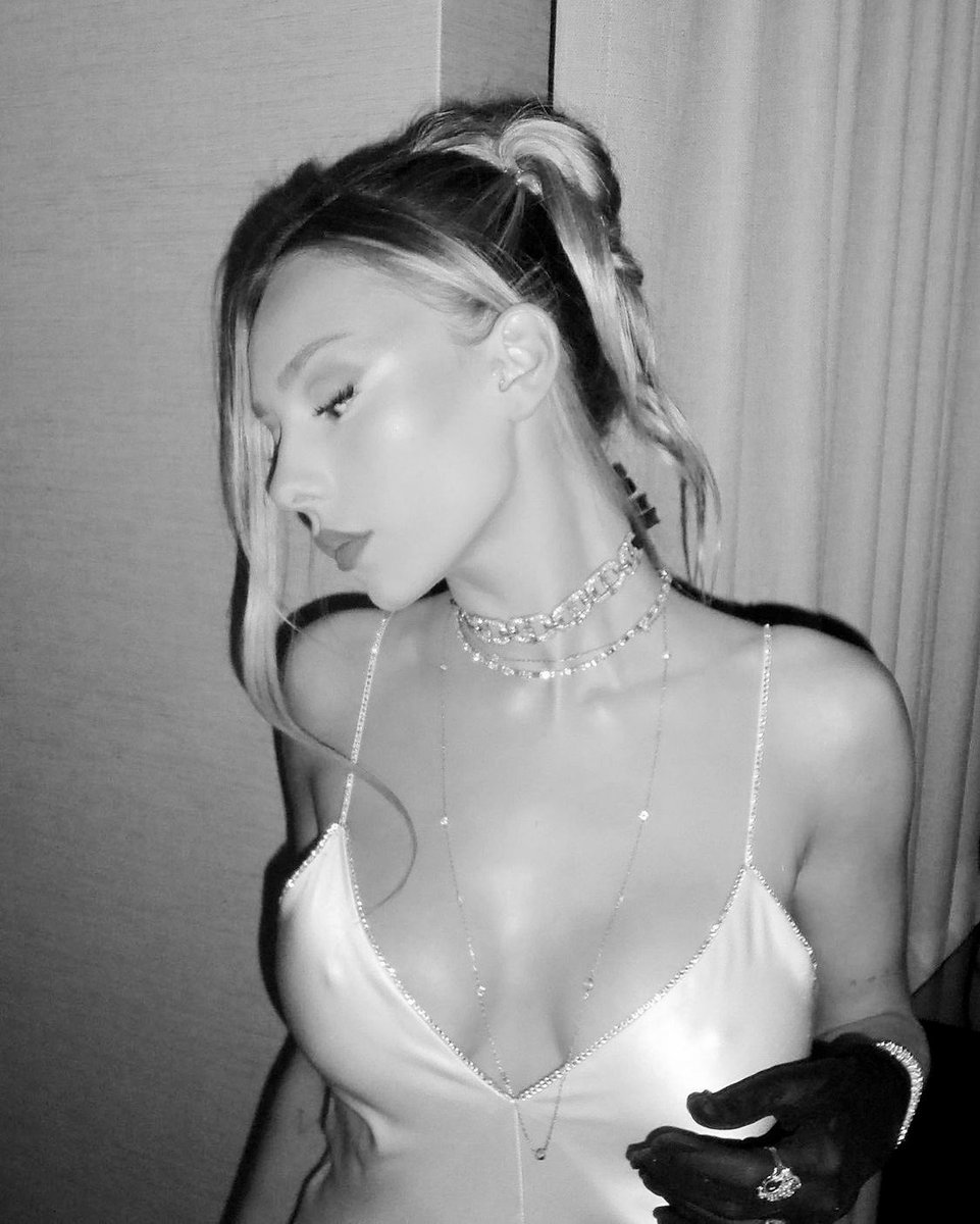 ᅠᅠ
ᅠᅠ
ᅠᅠ
                                   𝖶𝗈𝗆𝖾𝗇 𝖻𝗈𝖽𝗒 𝗂𝗌 
                                   𝖺   𝗐𝗈𝗋𝗄   𝗈𝖿  𝖺𝗋𝗍

- 𝑠𝑠 -
ᅠᅠ
ᅠᅠ
ᅠᅠ