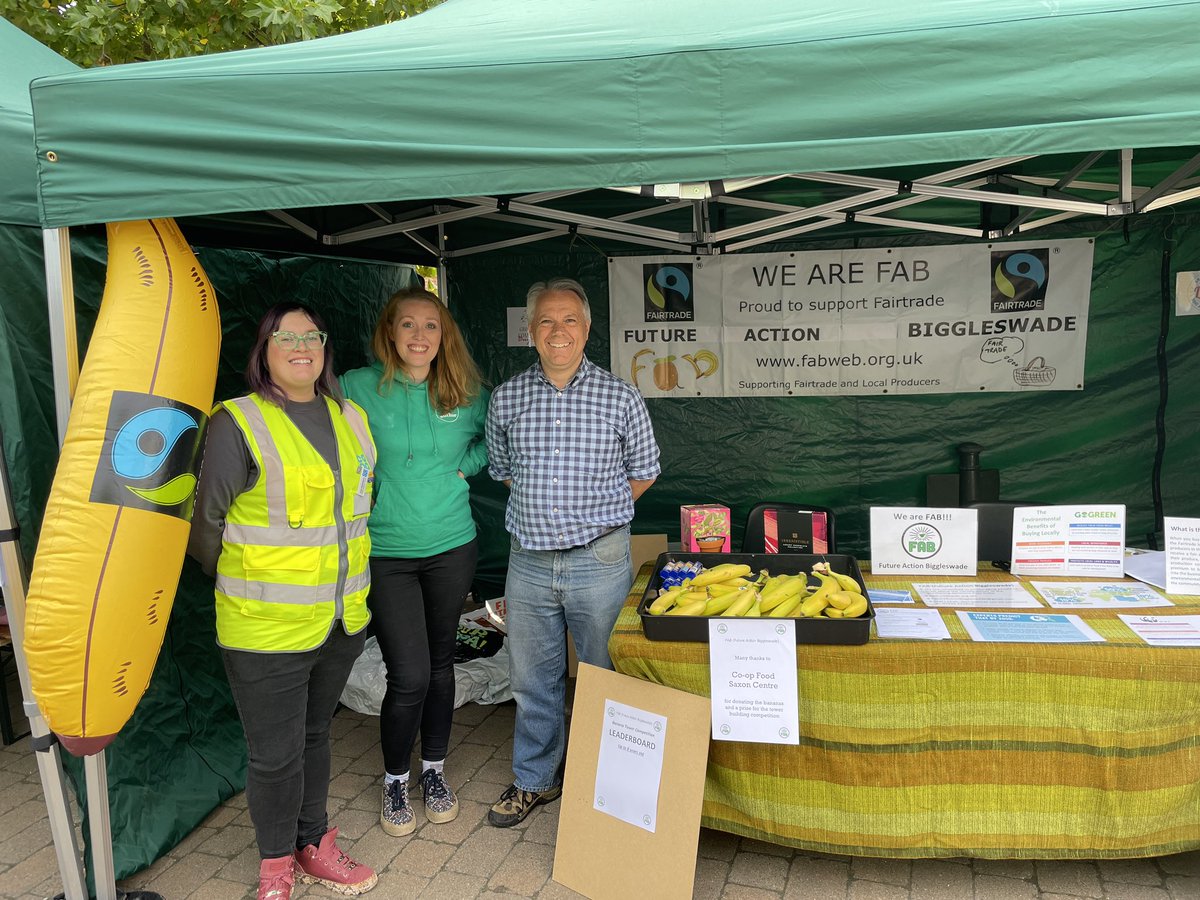 JewlzMulholland's tweet photo. In town today with ‘Future Action Biggleswade’ and our local Member Pioneer Samantha, talking to people about @coopuk commitments to sustainability &amp; Co-operating for a Fairer Planet on behalf of Biggleswade RDC and #CoopNMC as part of #GreatBigGreenWeek because #ItsWhatWeDo 🌍💙 https://t.co/8bTDJcO0zr