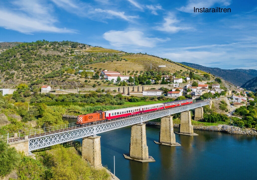 Paisajes portugueses con encanto, la CP 1400 con el tren Miradouro por la linha do Douro, entre Tua y Pinhão, año 2021. Foto: Ezequiel Pérez Martínez #EuropaTren #instarailtren #CP #ComboiosPortugal #TrenesTuristicos #Miradouro #Portugal #FelizDomingo