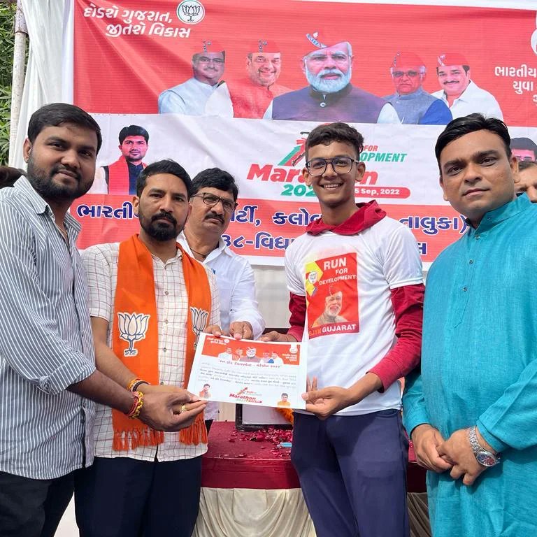 BJYM4GnrDist's tweet image. દોડશે યુવાન, જીતશે યુવાન 
કલોલ શહેર અને તાલુકા યુવા મોરચા દ્વારા આદરણીય પ્રધાનમંત્રી શ્રી Narendra Modi જીના જન્મદિવસની ઉજવણીના ભાગરૂપે યોજાઈ રહેલા #SevaPakhwada અંતર્ગત આયોજિત #RunForDevelopment મેરેથોન-2022 કલોલ માં ઉમંગ અને ઉત્સાહથી મેરેથોન દોડ નું આયોજન કરવામાં આવ્યુ હતું.
