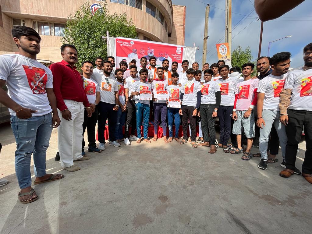 BJYM4GnrDist's tweet image. દોડશે યુવાન, જીતશે યુવાન 
કલોલ શહેર અને તાલુકા યુવા મોરચા દ્વારા આદરણીય પ્રધાનમંત્રી શ્રી Narendra Modi જીના જન્મદિવસની ઉજવણીના ભાગરૂપે યોજાઈ રહેલા #SevaPakhwada અંતર્ગત આયોજિત #RunForDevelopment મેરેથોન-2022 કલોલ માં ઉમંગ અને ઉત્સાહથી મેરેથોન દોડ નું આયોજન કરવામાં આવ્યુ હતું.