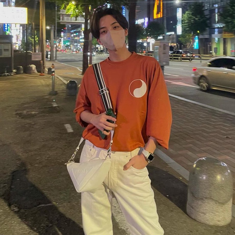 wonriddueldaegi's tweet photo. #savemingyu: had everyone thinking mingyu gifted him his prada bag when in reality jeonghan stole it https://t.co/0JHrT26N6b