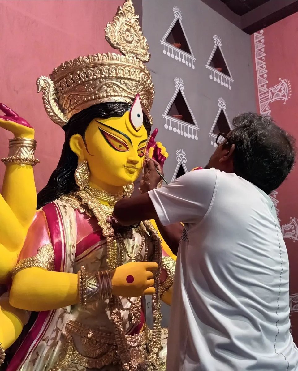 Forum4Durgotsab's tweet photo. চালতা বাগান সর্বজনীন, ২০২২
দেবী দুর্গার চক্ষুদান করছেন প্রখ্যাত শিল্পী সুবল পাল মহাশয়।

#ForumForDurgotsab https://t.co/R9Fm4xQlHD