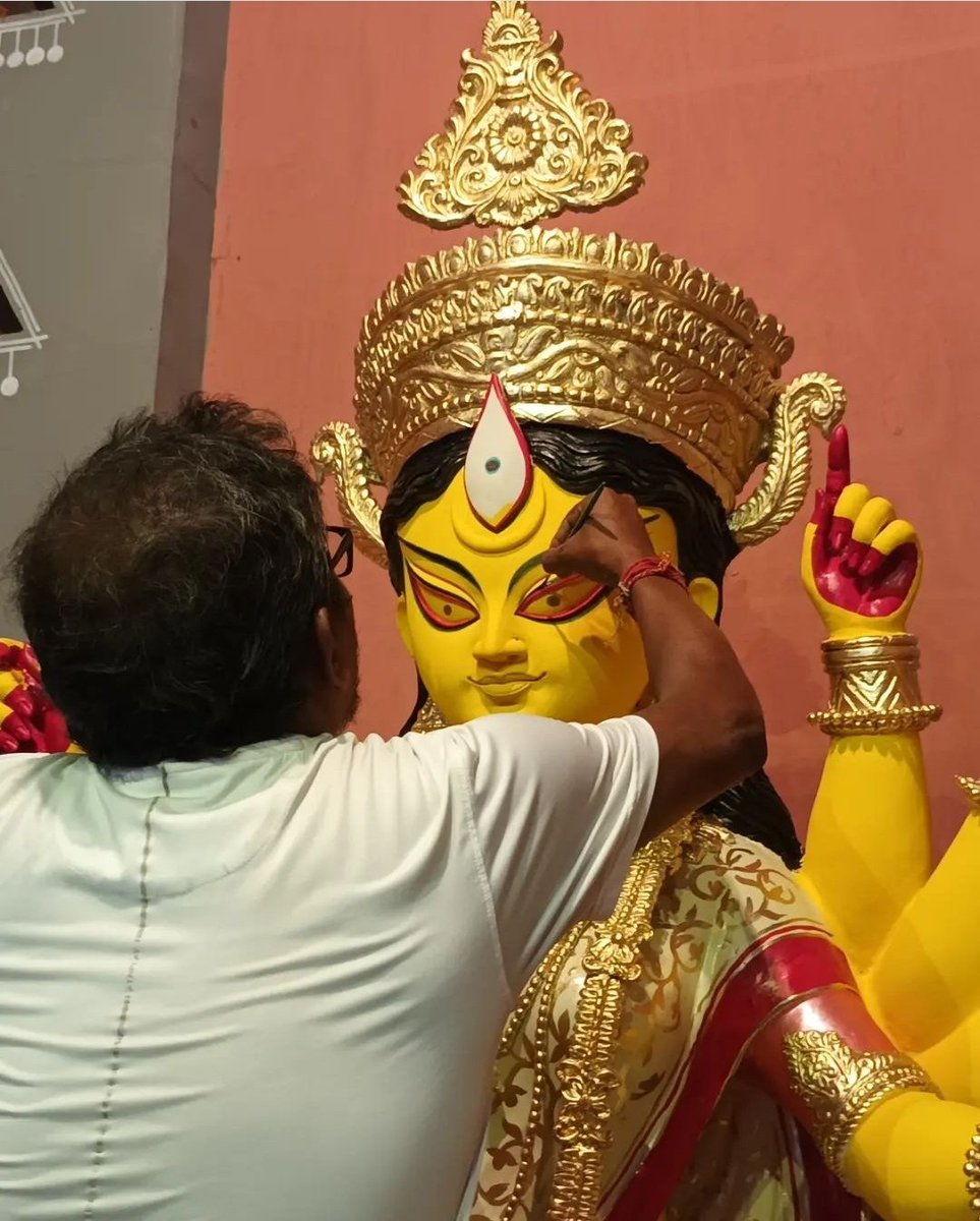 Forum4Durgotsab's tweet photo. চালতা বাগান সর্বজনীন, ২০২২
দেবী দুর্গার চক্ষুদান করছেন প্রখ্যাত শিল্পী সুবল পাল মহাশয়।

#ForumForDurgotsab https://t.co/R9Fm4xQlHD