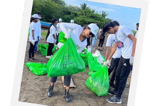 DaburIndia's tweet photo. Thrilled to share with you glimpses of a mega Mangroves and Beach Clean-Up in Mumbai recently. On International Coastal Cleanup Day, Dabur joined hands with ReCircle in a clean-up drive at Bandra Carter road with over 250 volunteers.
#Dabur #ReCircle #ecowarriors #cleanup #Beach https://t.co/0fSJxNJw6O
