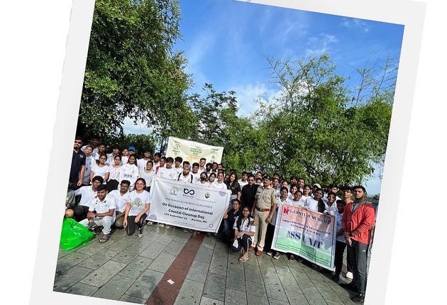 DaburIndia's tweet photo. Thrilled to share with you glimpses of a mega Mangroves and Beach Clean-Up in Mumbai recently. On International Coastal Cleanup Day, Dabur joined hands with ReCircle in a clean-up drive at Bandra Carter road with over 250 volunteers.
#Dabur #ReCircle #ecowarriors #cleanup #Beach https://t.co/0fSJxNJw6O