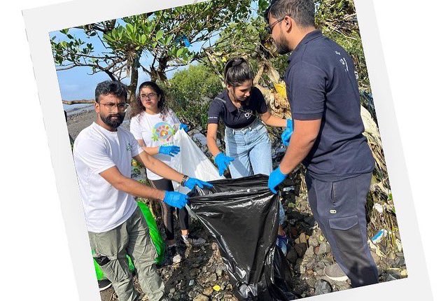 DaburIndia's tweet photo. Thrilled to share with you glimpses of a mega Mangroves and Beach Clean-Up in Mumbai recently. On International Coastal Cleanup Day, Dabur joined hands with ReCircle in a clean-up drive at Bandra Carter road with over 250 volunteers.
#Dabur #ReCircle #ecowarriors #cleanup #Beach https://t.co/0fSJxNJw6O