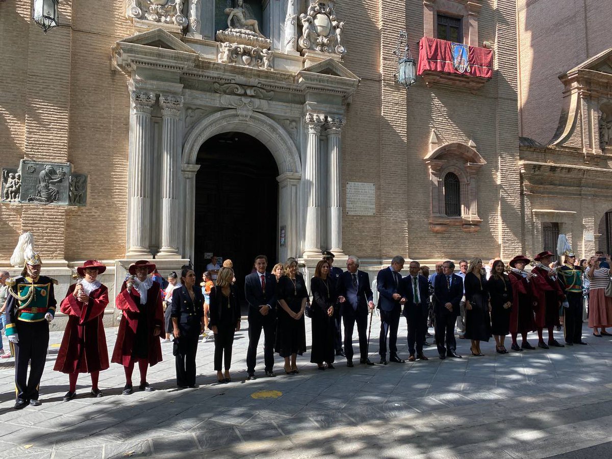 LuisSalvador's tweet photo. #Granada también es una ciudad de patrimonio, historia y tradiciones. Y en muchas de ellas la Virgen de las Angustias, la patrona de la ciudad, es la protagonista. Este mes hemos tenido la ofrenda floral, los votos de la ciudad y esta tarde la procesión. Con miles de granadinos. https://t.co/SdkY5ugqMW