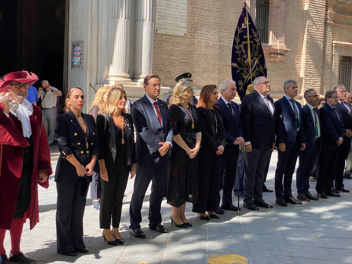 LuisSalvador's tweet photo. #Granada también es una ciudad de patrimonio, historia y tradiciones. Y en muchas de ellas la Virgen de las Angustias, la patrona de la ciudad, es la protagonista. Este mes hemos tenido la ofrenda floral, los votos de la ciudad y esta tarde la procesión. Con miles de granadinos. https://t.co/SdkY5ugqMW