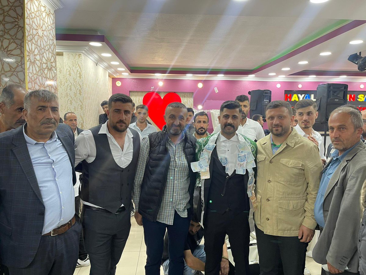 İlçe Yöneticimiz Aydın Özdemir ile birlikte Arabayatağı Mahalle Başkanımız Samet Mete'nin kardeşi Hüseyin Mete'nin düğün cemiyetine katıldık. Rabbimden iki cihan saadeti diliyorum.