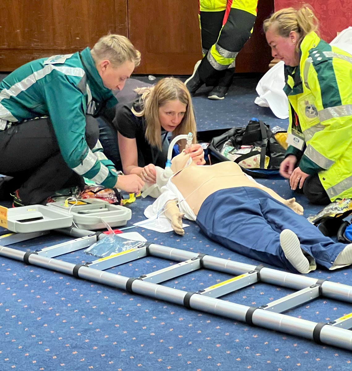 DaveLBywater's tweet photo. The Lady @HewatDawn demonstrating &amp; discussing the management of Traumatic Cardiac Arrest. #HOTT #Trauma #DecisonMaking #Resuscitation https://t.co/gTSlrCcKF7 https://t.co/2LOQbIhz4U
