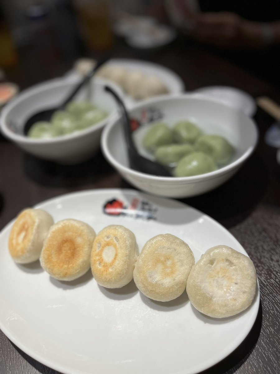 noblesse_colors's tweet photo. 行ってきました〜宇都宮餃子ツアー♡食べた食べた〜！餃子屋さん６軒、カフェ２軒、bar１軒、こだわりコーヒー屋さん１軒❗️みんなで行くといろんな種類が食べられるからいいね♡基本は焼き！そして水！揚げ！ひと口に餃子といってもいろーんなお味があって奥深い〜♡またちがうお店も行ってみたーい♡ https://t.co/pwEhodugIh