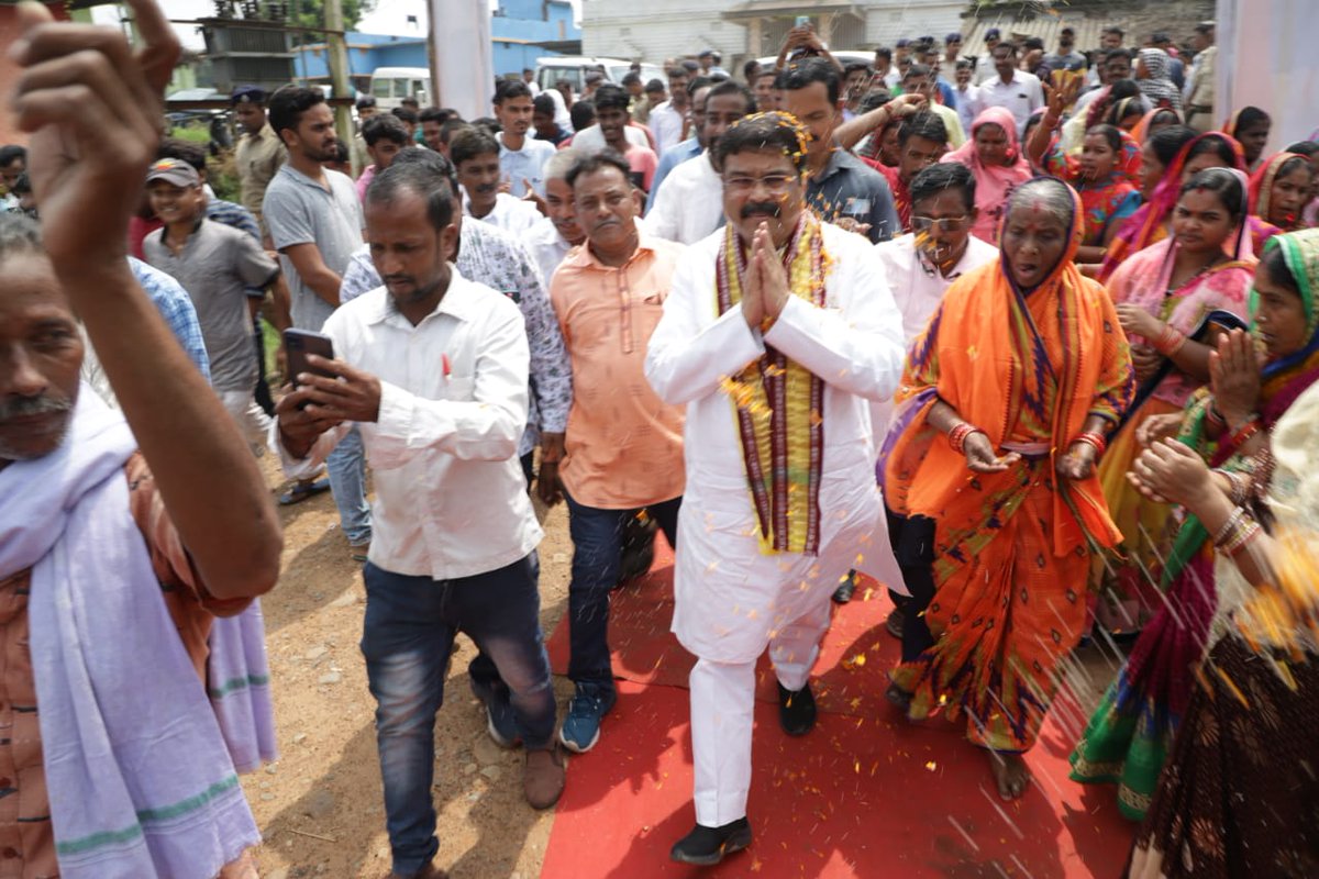 dpradhanbjp's tweet photo. ଅନୁଗୋଳର ବହୃତ ଶିଳ୍ପାଞ୍ଚଳରେ କୋଇଲା ଭଳି ମାଲ୍ ପରିବହନ ପାଇଁ ରେଳ ବିଭାଗ ପ୍ରାଥମିକତା ଦେଉଅଛି । ତାଳଚେର, ତାଳଚେର ରୋଡ, ଅନୁଗୋଳ, ଢ଼େଙ୍କାନାଳ ରେଳ ଷ୍ଟେସନର ପୁନରୁଦ୍ଧାର ସହ ଅନେକ ଷ୍ଟେସନରେ ରେଳ ଲାଇନର ଦୋହରୀକରଣ, ତୃତୀୟ ଲାଇନ, ଚତୁର୍ଥ ଲାଇନର କାମ ଚାଲୁ ରହିଛି । https://t.co/QI5YCxz2mW