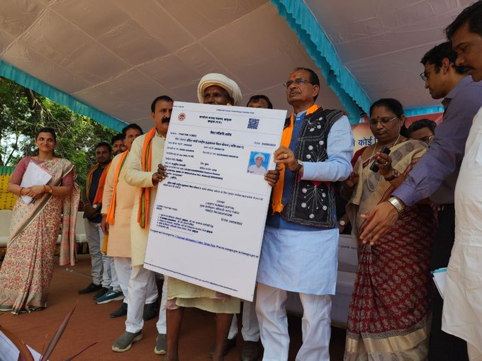 मुख्यमंत्री श्री <a href="/ChouhanShivraj/">Shivraj Singh Chouhan</a> ने झाबुआ के ग्राम पंचायत देवझिरी में #मुख्यमंत्री_जन_सेवा_अभियान  के अंतर्गत आयोजित शिविर में गणमान्य जनप्रतिनिधियों के साथ पात्र हितग्राहियों को विभिन्न योजनाओं का हितलाभ प्रदान कर शुभकामनाएं दीं।