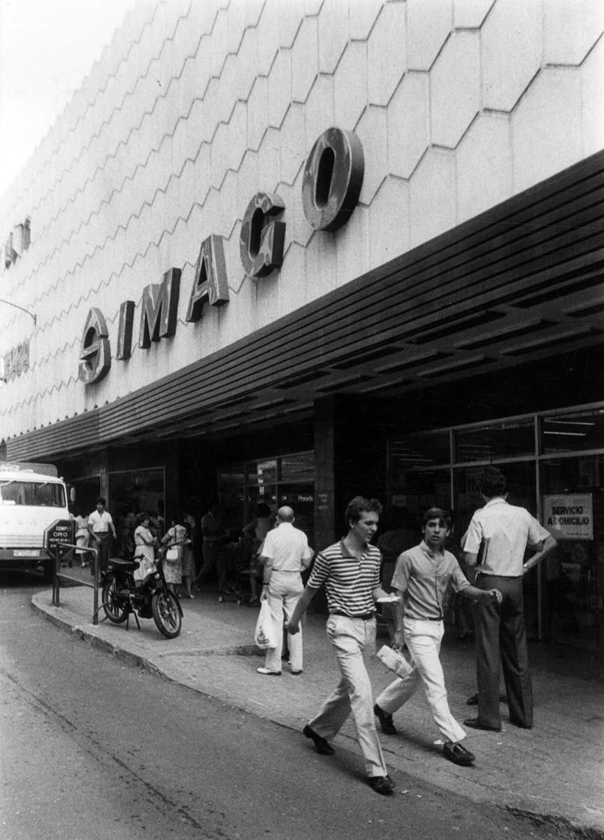 cordoba's tweet photo. #Simago, imágenes para el recuerdo de la #CórdobaEsp de los 70 y los 80. Hace medio siglo que estos almacenes populares abrían en Jesús y María 
+ info 👉https://t.co/aK0Fu8dizA https://t.co/HzZu57gzoz