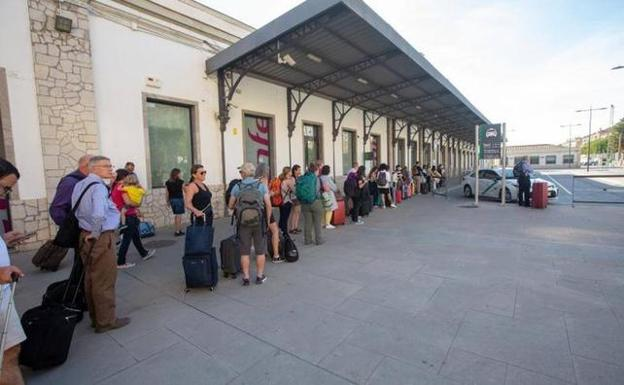 infotaxinet's tweet photo. La huelga de taxis deja largas colas en la estación de AVE y se deja notar en un día de gran afluencia turística  https://t.co/gQ5E8jQDx7 https://t.co/yFYEp0BSlu