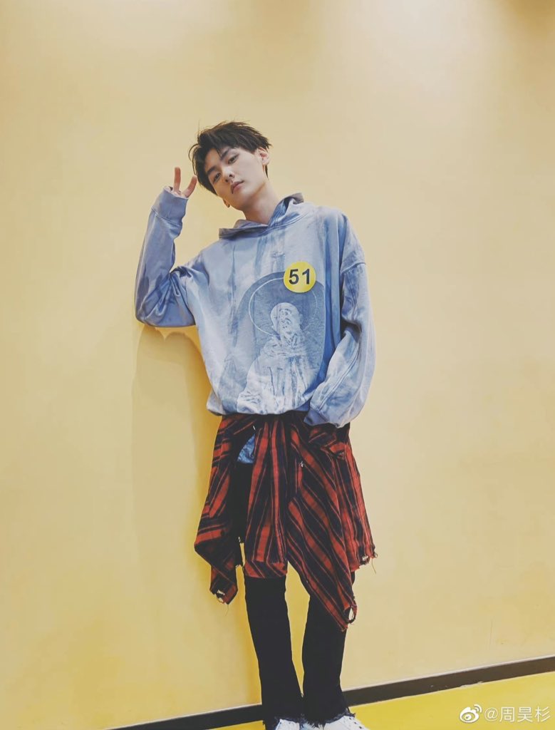 mamiewii_'s tweet photo. คุ้นๆนะ เสื้อลายสก็อตตัวนี้อะ 😂 โครงการตู้เสื้อผ้าเดียวกันตลอดมา และตลอดไป #โจวเคออวี่ #โจวฮ่าวซาน #zhoukeyu #zhouhaoshan #ZhouDaniel #ZhouLeo #周柯宇 #周昊杉 https://t.co/tbuoiSEzpY