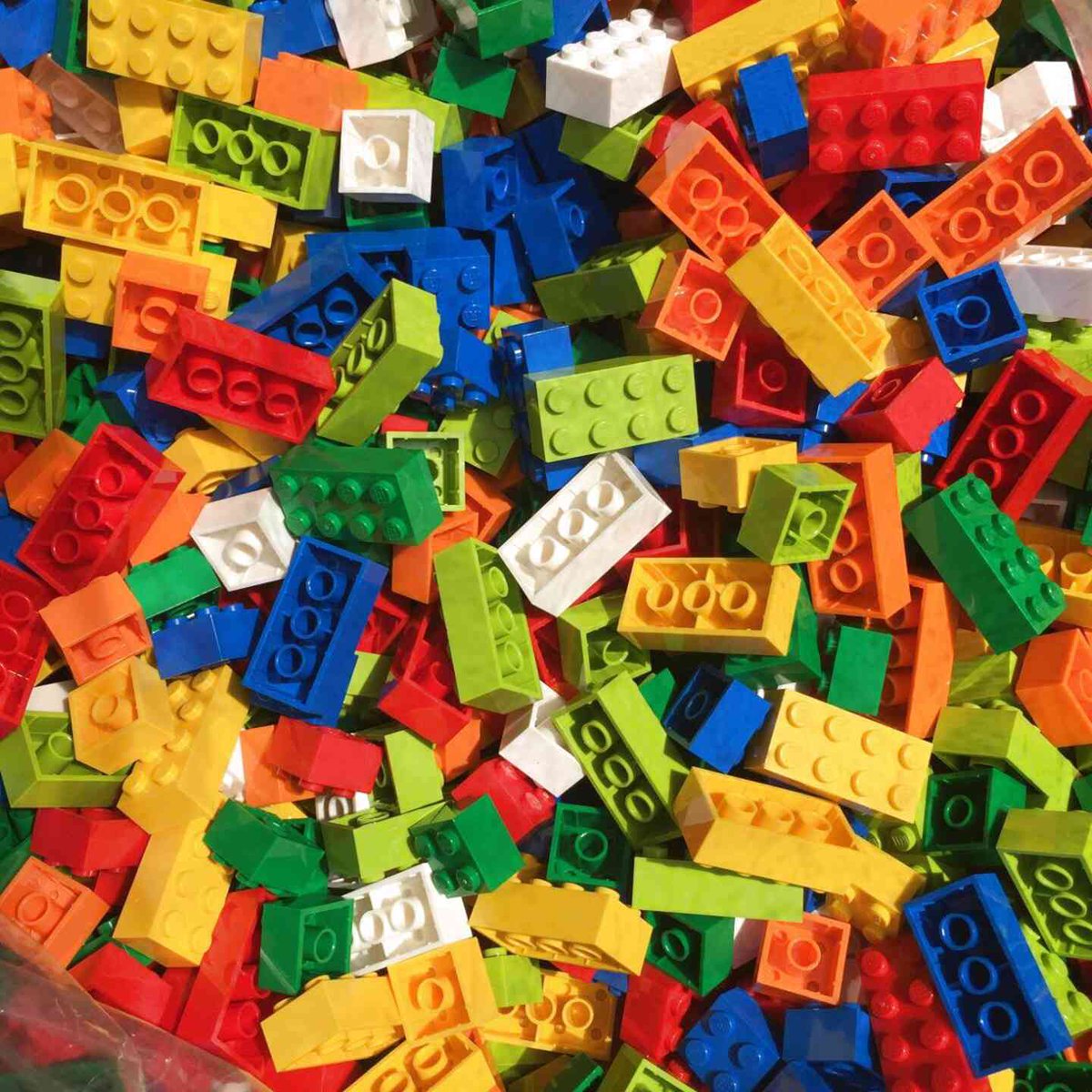 Hola buenas, ¿Nunca te has preguntado por qué los bloques de LEGO son así?¿Por qué la figuras tienen un agujero en la cabeza?¿Fueron siempre así?

Vamos a construir la historia de Lego

[Abro hilo]