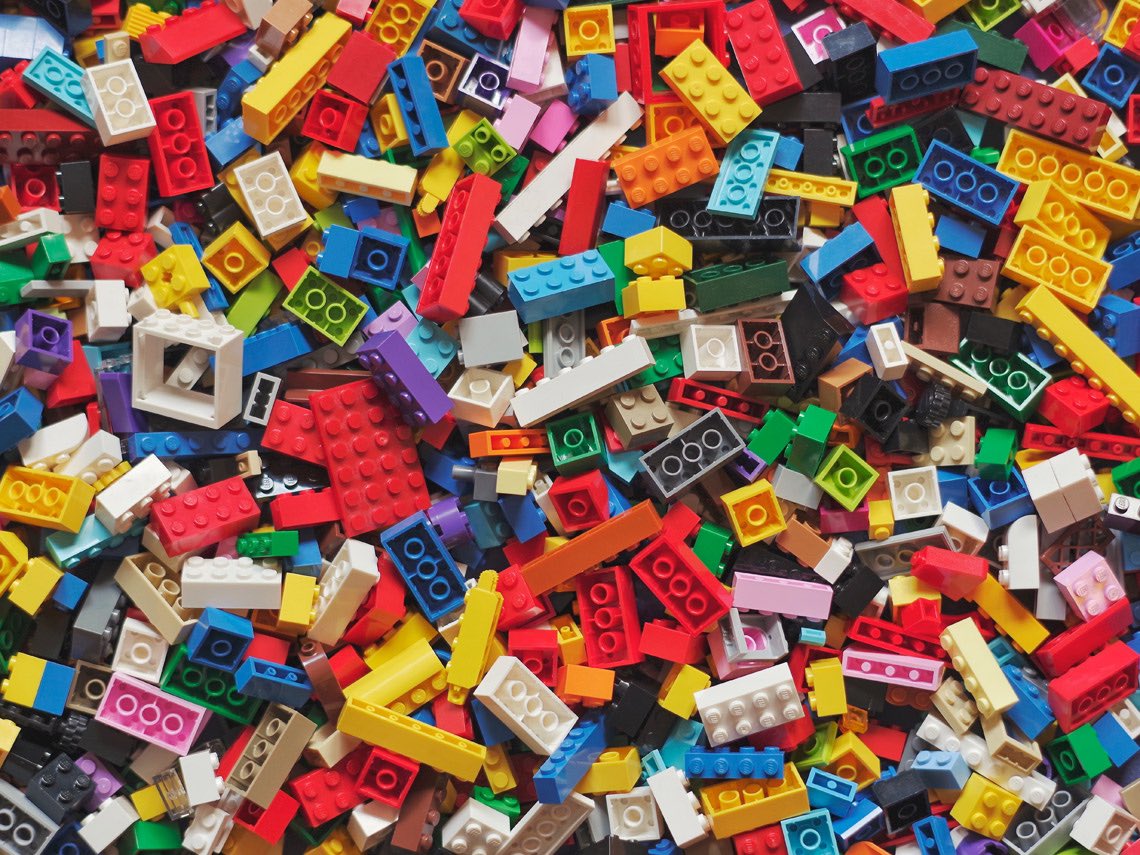 Albertofm20's tweet photo. Hola buenas, ¿Nunca te has preguntado por qué los bloques de LEGO son así?¿Por qué la figuras tienen un agujero en la cabeza?¿Fueron siempre así?

Vamos a construir la historia de Lego

[Abro hilo] https://t.co/xXaekJdNVz