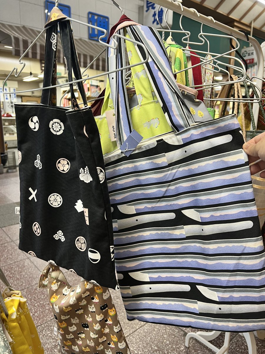 kuwana_satomi's tweet photo. #Mago7 には、雑貨もたくさんあり、原品限りのものが多いですが、奇跡的に #刃文deボーダー と #家紋柄 のトートバッグが!
ビアンスタイル@bian_colorful の手作り小物もおすすめです❤️
#にっかり青江単騎出陣
#桑名市
#寺町通り商店街 https://t.co/xGmzbH11il