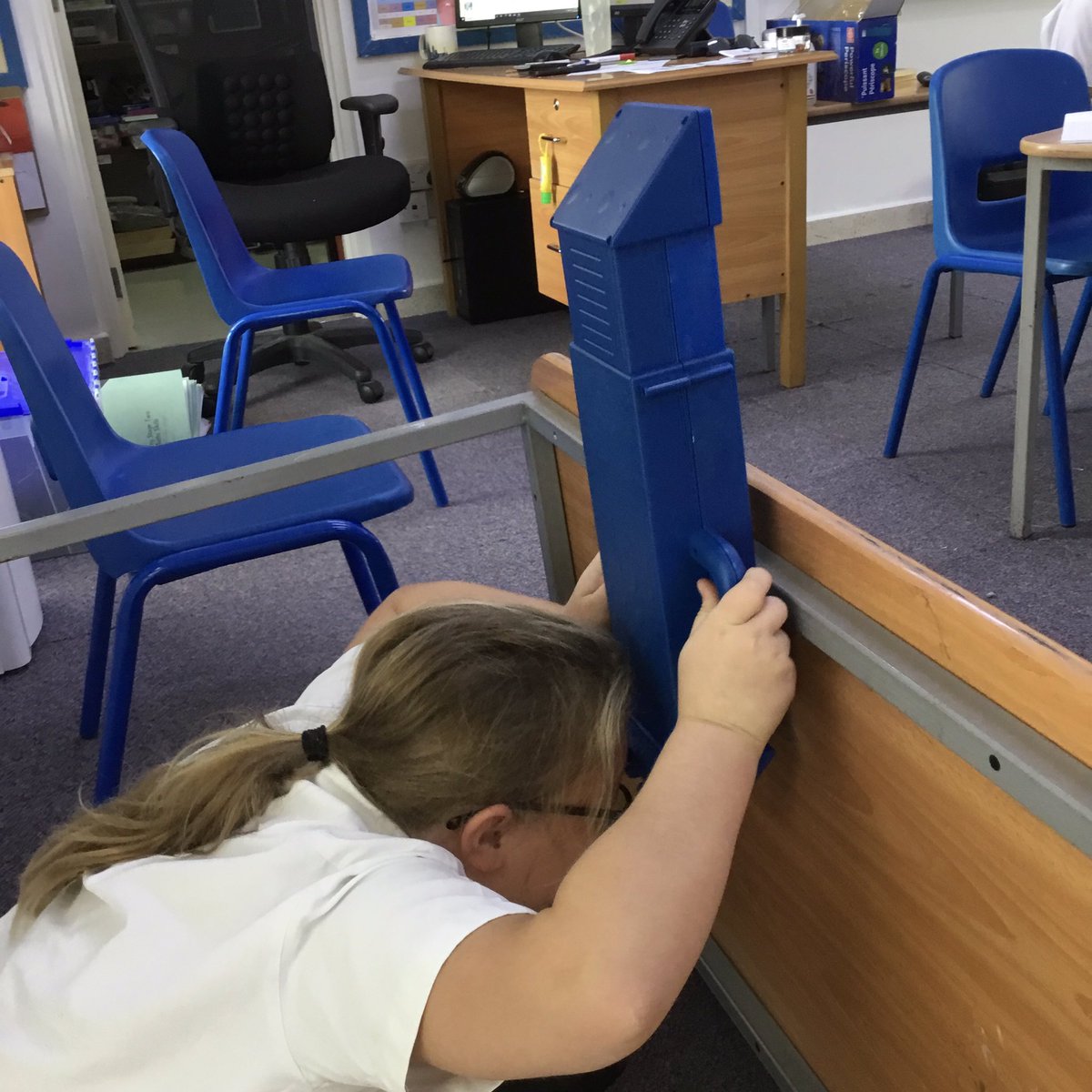 BSMuscatY6's tweet photo. Today in Y6 we used our connection finding skills to link our previous learning about how light travels and looked at how a periscope works.
#connectionfinding #hpledu #linkingskills https://t.co/qn4p8qauq4