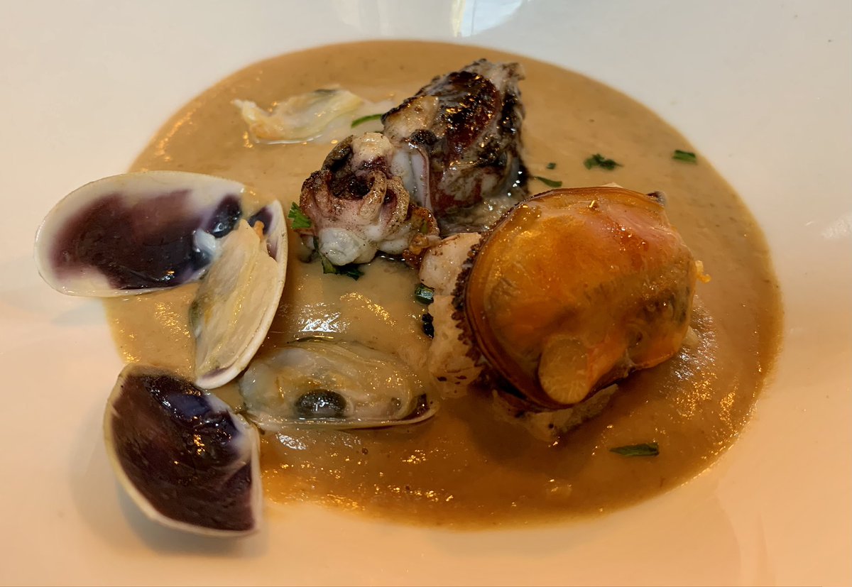 Lic_Rovere's tweet photo. Poco a poco le voy cogiendo el punto a #LaPiperna. Nunca como ayer me dejé llevar a la hora de la comanda, y ayer me caí del guindo.
Espléndida comida: nivel muy alto en los platos (alguno memorable), riquísimos vinos y extraordinaria compañía.
Estar a gusto: el concetto. https://t.co/IAn3NeCWxo