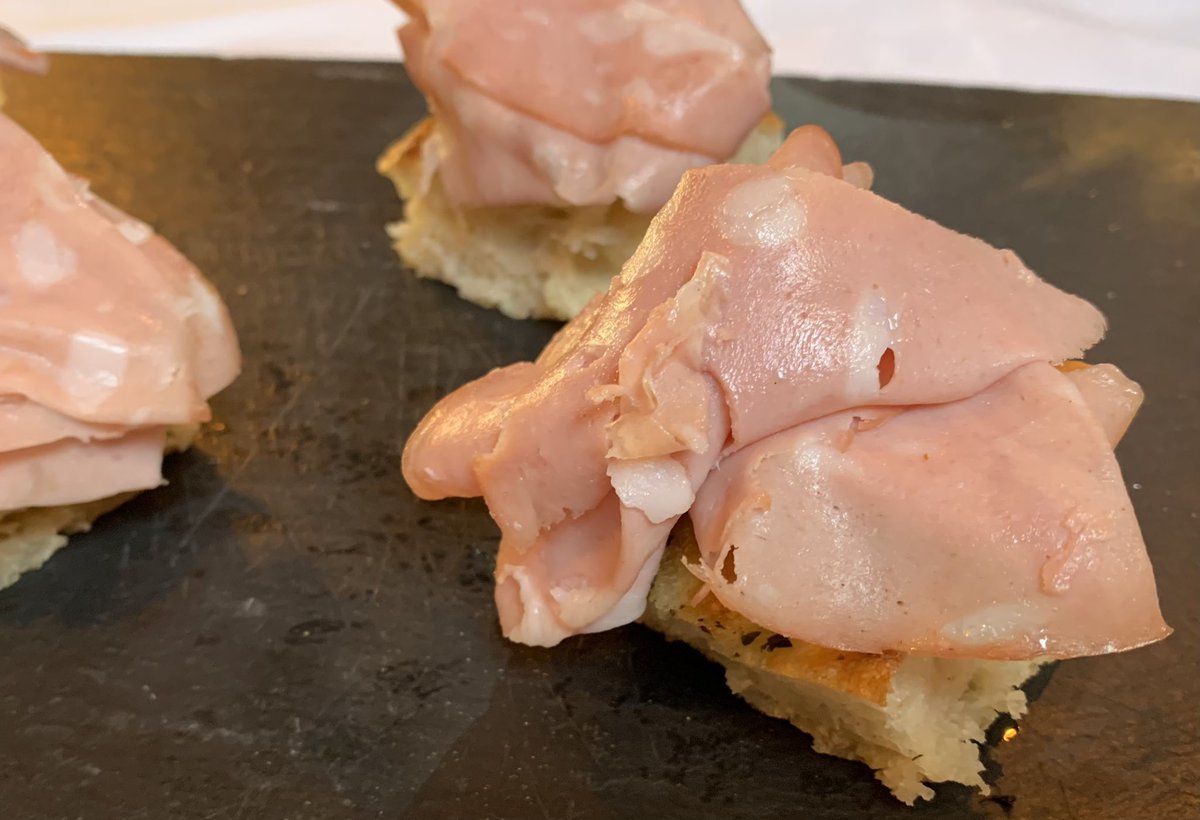 Lic_Rovere's tweet photo. Poco a poco le voy cogiendo el punto a #LaPiperna. Nunca como ayer me dejé llevar a la hora de la comanda, y ayer me caí del guindo.
Espléndida comida: nivel muy alto en los platos (alguno memorable), riquísimos vinos y extraordinaria compañía.
Estar a gusto: el concetto. https://t.co/IAn3NeCWxo