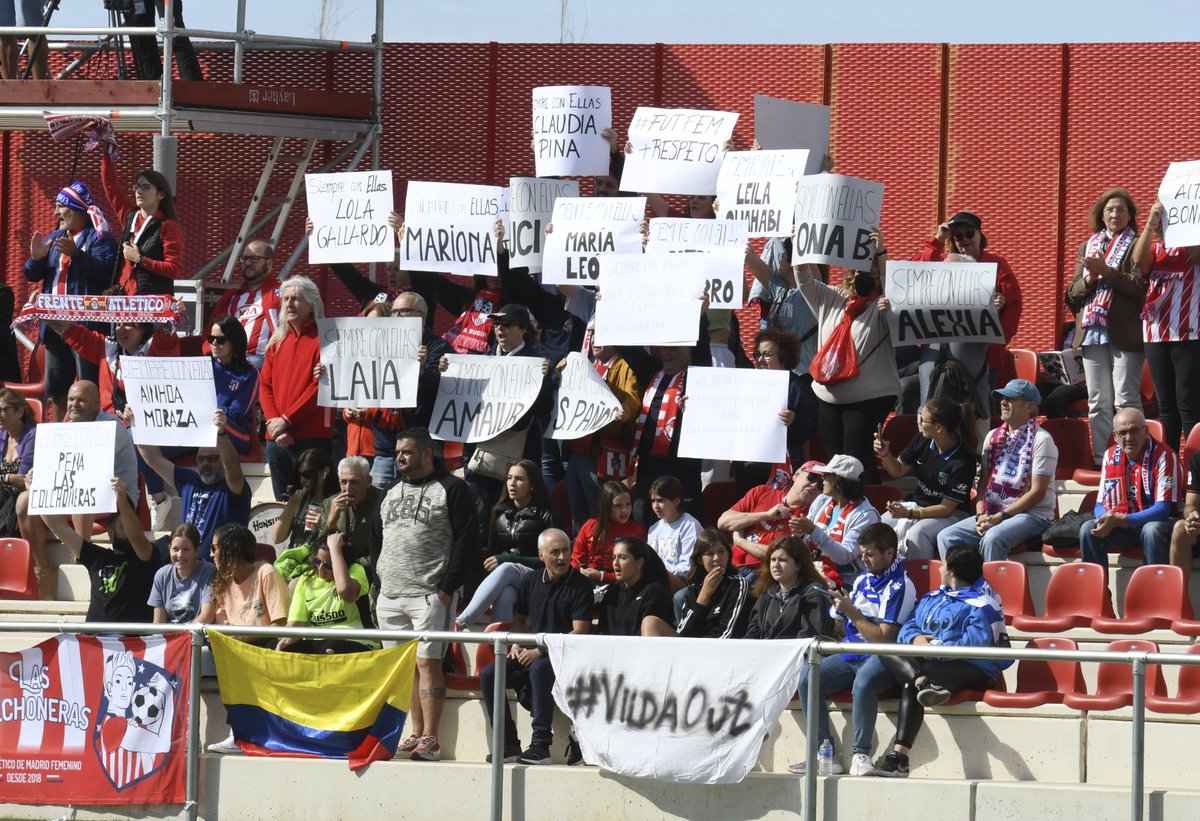 La afición del Atlético de Madrid muestra su apoyo a #Las15 con una pancarta para cada una y un Vilda Out secundándolo.

Cantan "Vilda Out" al ritmo de "Bella Ciao".

Arranca el partido dominical de la J.3. en Alcalá