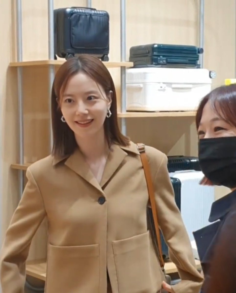 mcw_bbong's tweet photo. Chaewon today at Rimowa event in Daejeon
#문채원 #MoonChaeWon https://t.co/Li3y9lqOSW