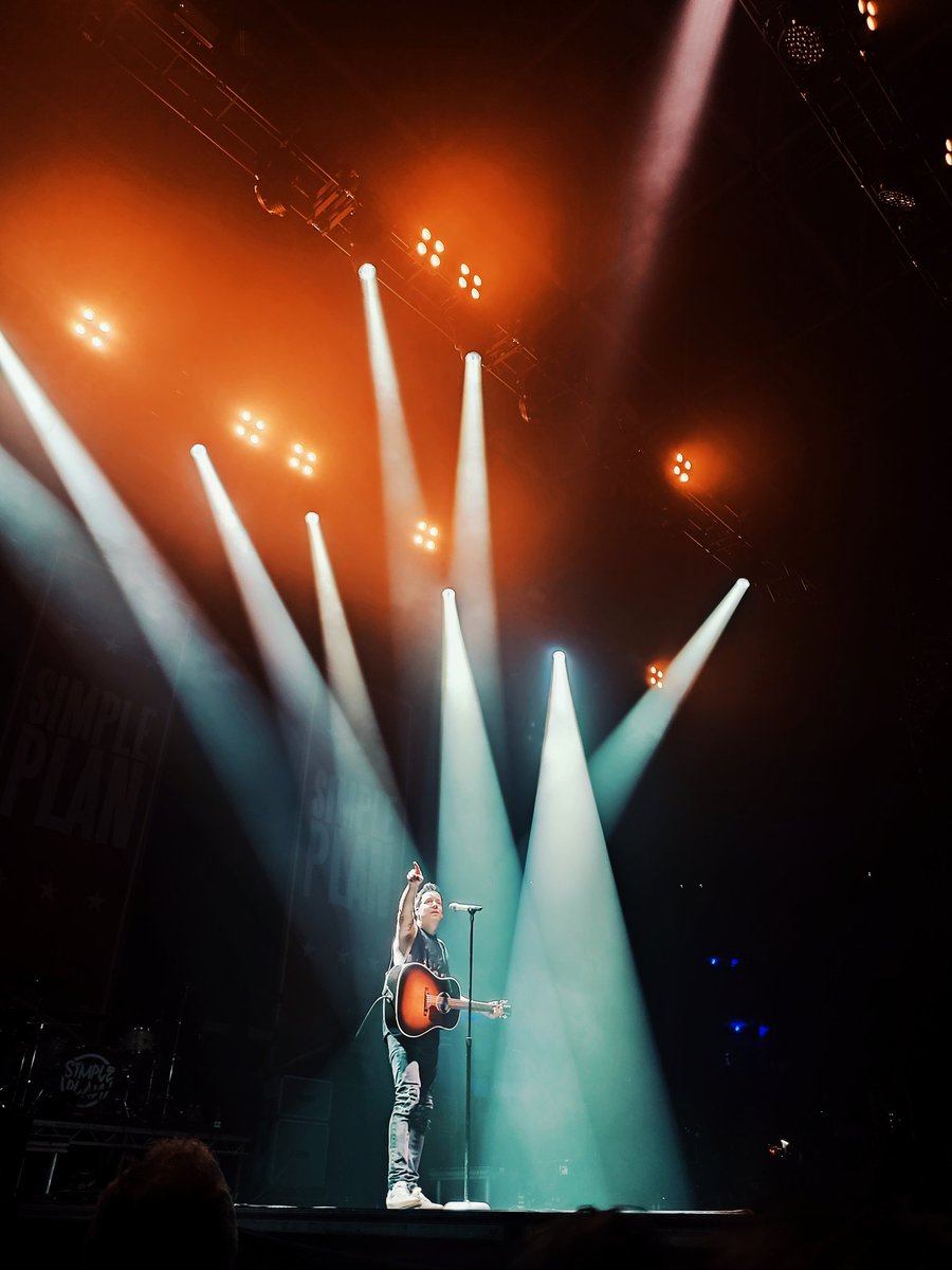 rousneko's tweet photo. Ayer vi en concierto a Simple Plan (mi grupo fav) y a Sum 41 y fue increíble! Me devolvieron a mi adolescencia por completo😍 Y además conseguí una foto con el batería de Simple Plan y una púa de Sum 41🤘🏻 https://t.co/fObB3BEceP