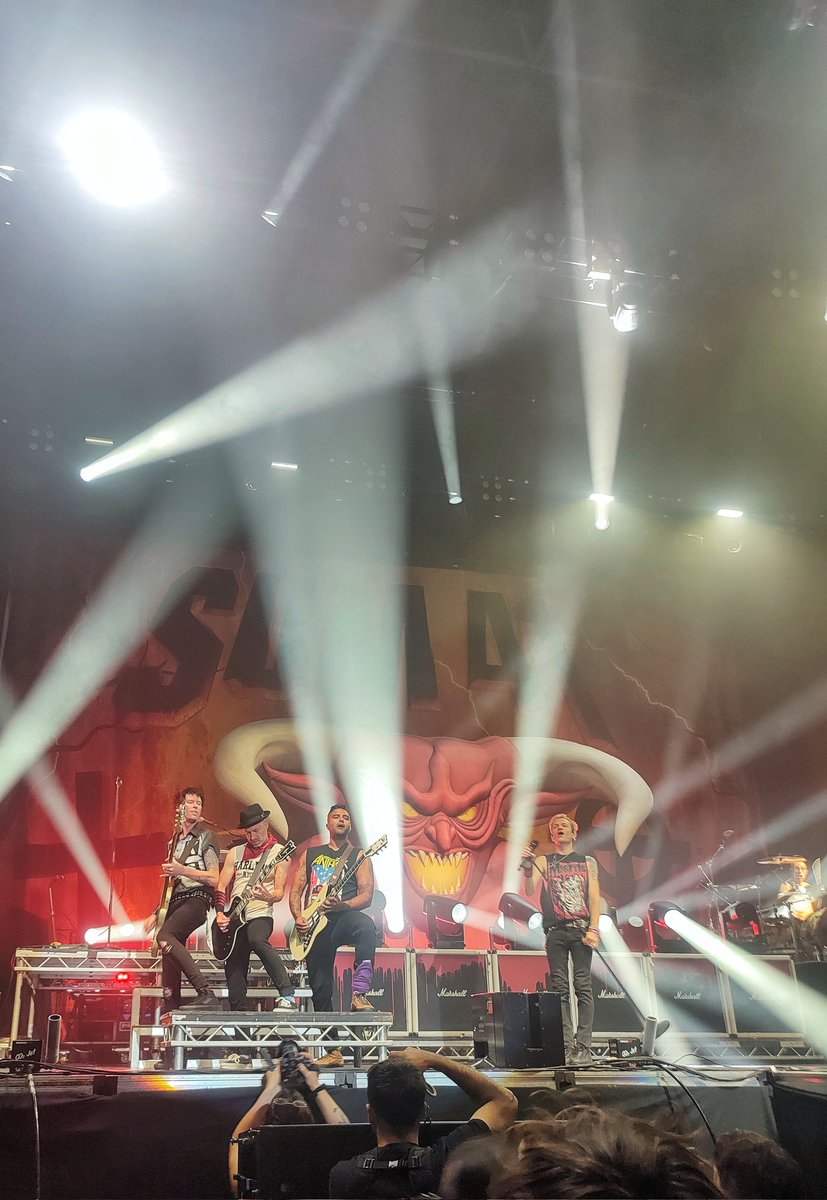 rousneko's tweet photo. Ayer vi en concierto a Simple Plan (mi grupo fav) y a Sum 41 y fue increíble! Me devolvieron a mi adolescencia por completo😍 Y además conseguí una foto con el batería de Simple Plan y una púa de Sum 41🤘🏻 https://t.co/fObB3BEceP