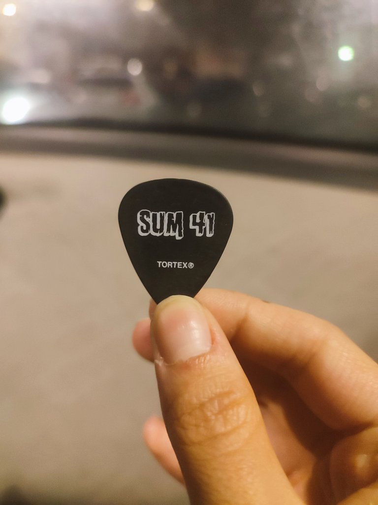 rousneko's tweet photo. Ayer vi en concierto a Simple Plan (mi grupo fav) y a Sum 41 y fue increíble! Me devolvieron a mi adolescencia por completo😍 Y además conseguí una foto con el batería de Simple Plan y una púa de Sum 41🤘🏻 https://t.co/fObB3BEceP