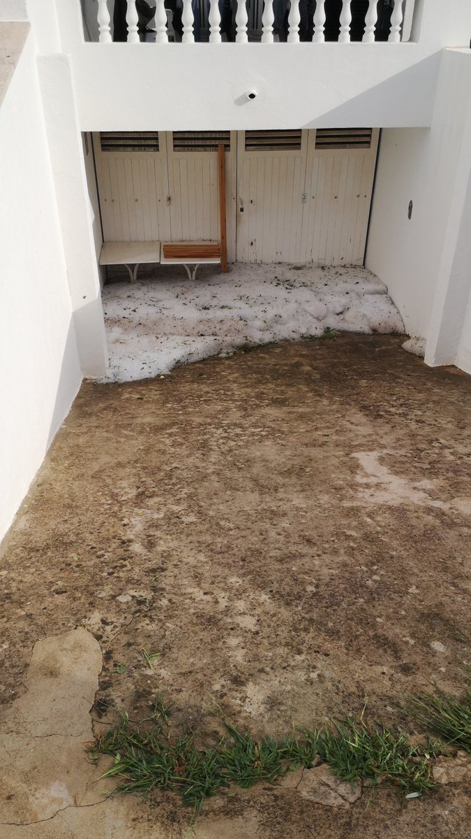 Granizo acumulado post tormenta en menorca, llegar a casa eran 8 min en coche según google, tardamos unas 2 horas.