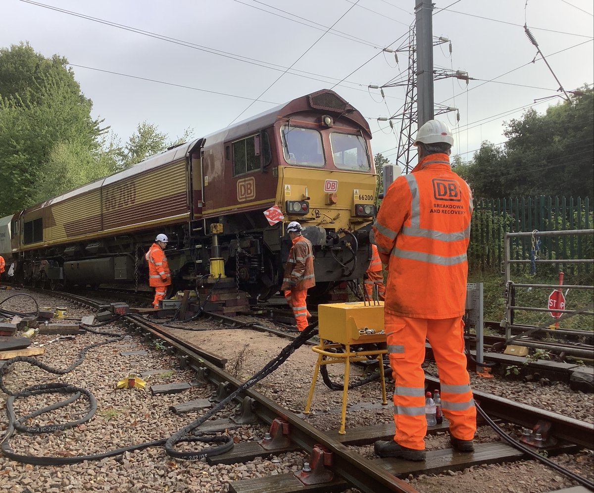 13milepost's tweet photo. ☎️<archive>  The Sunday conundrum - unable to move forward as Will foul Mainline + bogies over 2 separate  tracks unable to move back as buffer locked ,unable to use crane 🪝 cables above - locomotive  weight  127  tonnes🐘 The  fine  art  of #Breakdown &amp;  #Recovery   #ReRailing https://t.co/GQMcKi2agR