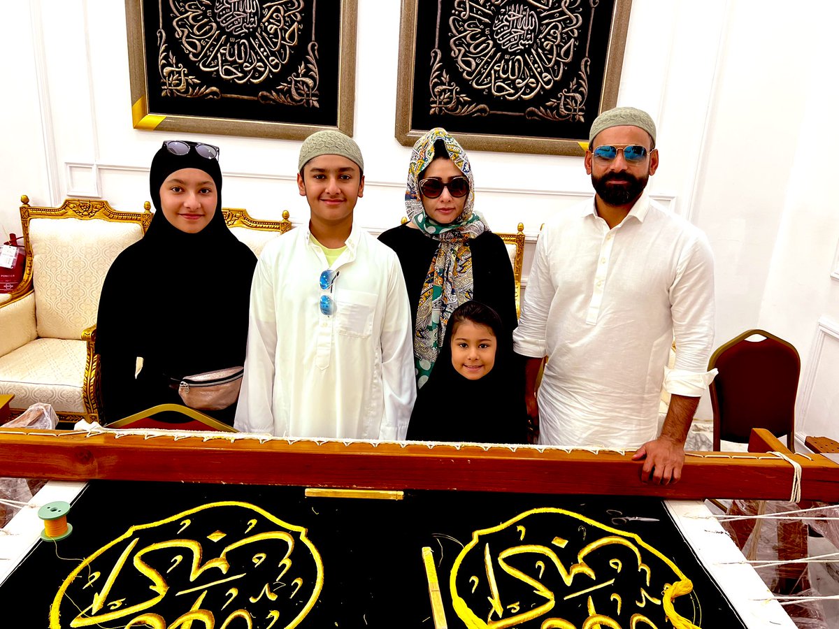 MHafeez22's tweet photo. Alham du Lillah blessed &amp; humbled #Kiswa @Roshaan_Hafeez8 https://t.co/hjpYvJBXM4