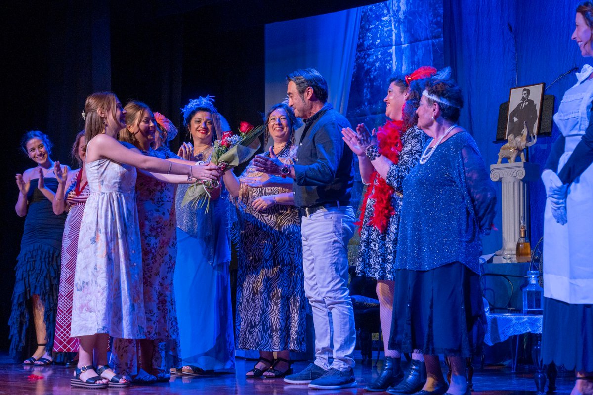 NandoMassaneda's tweet photo. Ahir al Teatre de Riudellots de la Selva, totes les entrades exhaurides amb “SEÑORAS BIEN” va ser un èxit!! Les meves flors em van fer emocionar. Moltes gràcies a totes!! https://t.co/jm7C491Fg0