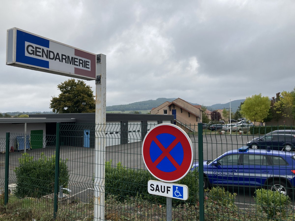 F3Bourgogne's tweet photo. Un contrôle routier tourne mal à Autun : un gendarme fait usage de son arme trois fois, un autre agent blessé

https://t.co/1ziGCAw9Dg https://t.co/8KfkIjMvV2