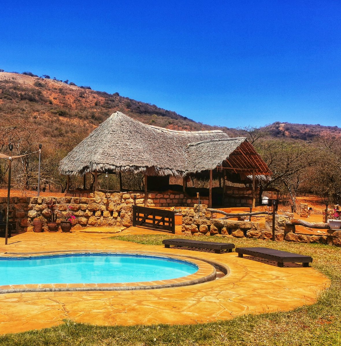 AlphaLandRover's tweet photo. Breakfast, Morning hike - for the aerial view, Swim, Eat (keep repeating last two 🏊🍲 )
#TembeaKenya #Magicalkenya
#Drive47 #Overland #Overlanding
#kichakacamp 📌 https://t.co/8MjT3gDEzM