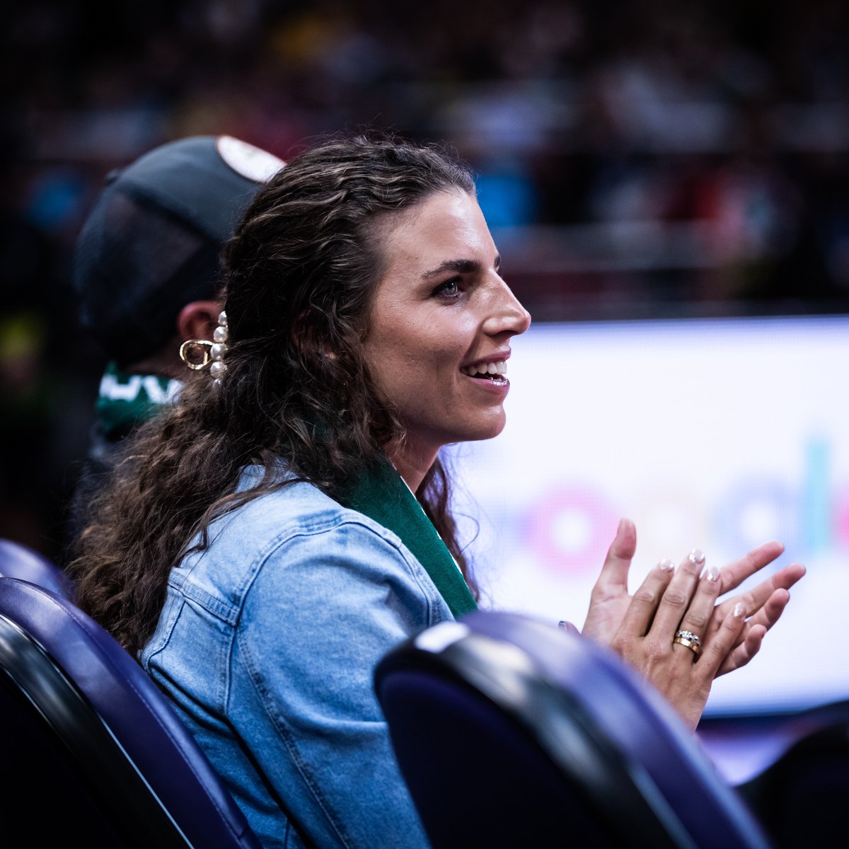 FIBAWWC's tweet photo. A Fox 🦊 watching a GOAT 🐐 👀

Australian Olympic legend @jessfoxcanoe in the house to watch LJ and the Opals at #FIBAWWC https://t.co/1mvVL0tHeR