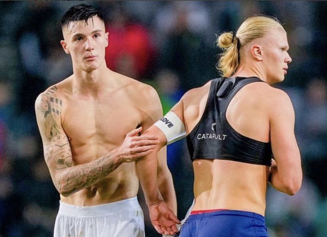 FabrizioRomano's tweet photo. Benjamin Šeško, man of the match in the game against Norway; one more top performance after receiving many proposals in the summer. ⭐️🇸🇮 #UCL

RB Leipzig invested €20m plus add ons to sign Šeško for June 2023 — but Premier League clubs remain in the frame for the future. https://t.co/u4FeNd6yZf