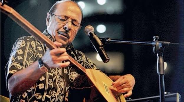 TeomanMutlu's tweet photo. “Hepinizin geldiği yollarda yüzüm var. Ayaklarınızın türabı, gönüllerinizin hizmetçisiyim efendim.”
Sanatı kadar mütevazı kişiliğiyle de gönülleri fetheden “Bozkırın Tezenesi” #NeşetErtaş’ı rahmetle anıyoruz. https://t.co/nAHStw7IkX