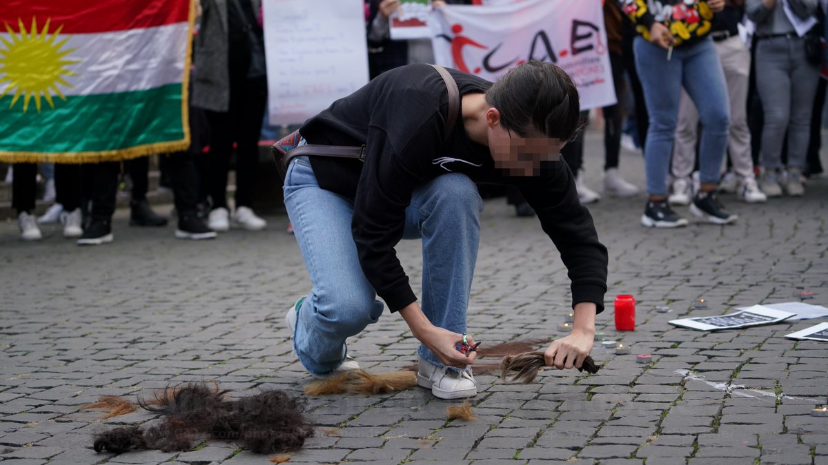 In Solidarität mit den #IranProtests2022 versammelten sich gestern über 200 Menschen am Fischmarkt in #Erfurt. 29 Fotos gibt es nun in meiner Fotostrecke:
flickr.com/photos/lionelc…
#MahsaAmini