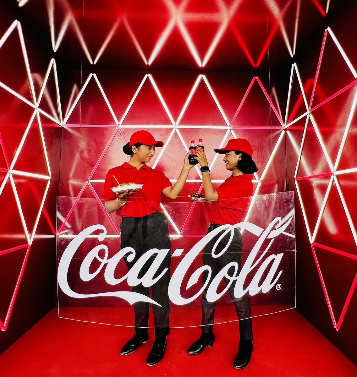 CocaCola_Ind's tweet photo. Perfect start to another fun-filled day ❤️ enjoying Kolkata’s best delicacies? 
#CokePetPujorPandal #KolkataIsCooking #CocaCola #RealMagic https://t.co/c9OTcynUxP