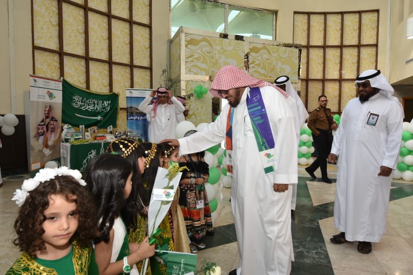 MOE_MDI's tweet photo. احتفاءً بـ #اليوم_الوطني_السعودي 92 وفي أجواء من الفرح والبهجة والسرور، أطفال الروضة السادسة يستقبلون مدير عام #تعليم_المدينة_المنورة، ومنسوبي الإدارة بمبنى إدارة التعليم بمخطط الملك فهد .
#هي_لنا_دار 
#وزارة_التعليم https://t.co/b7gB9snOHX