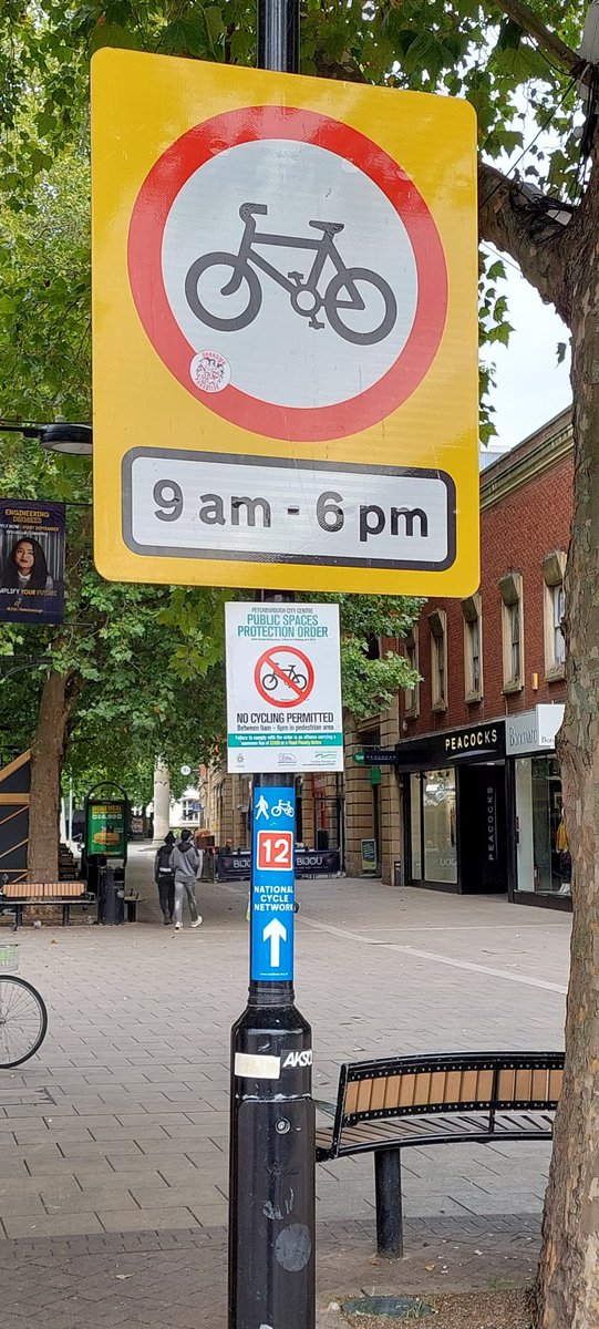 georgebernhard's tweet photo. Cycling infrastructure, UK style #NCN #bonkers https://t.co/73khnaCVhL