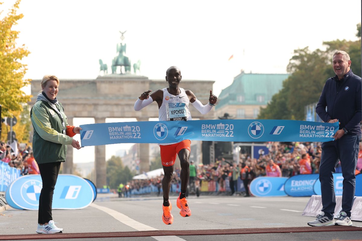 Eliud Kipchoge agiganta su mito: otro récord mundial de maratón en Berlín.
#BerlinLegend #BerlinMarathon

runnersworld.com/es/noticias-ru…