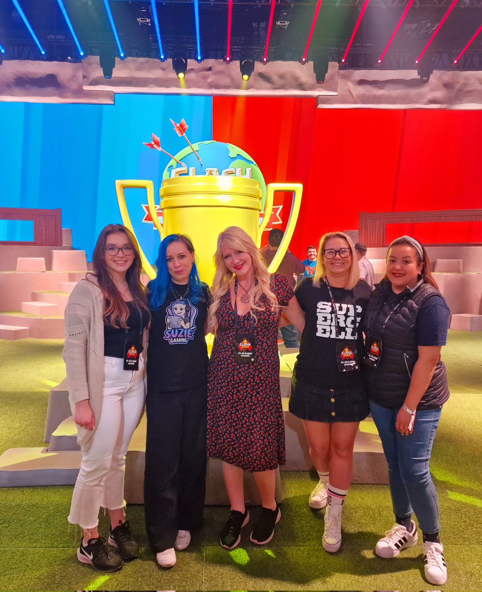 Clash Ladies at #ClashFest 💖 <a href="/coco22TV/">Coco 🫧</a> <a href="/Suzie_Gaming/">Suzie😘</a> <a href="/Mi_LP4/">Mi</a> <a href="/monykmartz/">Monyk 🦁🔥❤️✈️</a>